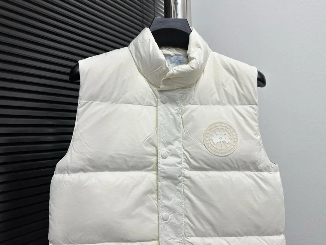 P480 [Canadagoose] Canada Goose White Label Glacier Down Vest Canada Goose's new "Northern Lights Series" down vest Canada Goose's new "Northern Lights" Northern Lights White Label down vest is now available! The light and layered colors give people the feeling of being trapped in the mist around icebergs and glaciers. It can be said to be very dreamy! Original YKK zipper, Size:XS-XXL